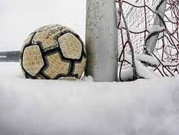 Ball im Schnee